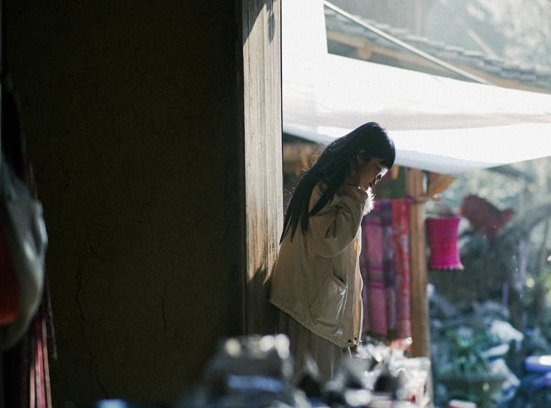 Posing as Storytelling: Conveying Emotion and Narrative